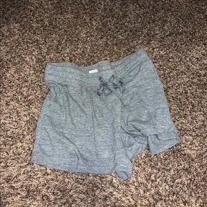 grey shorts